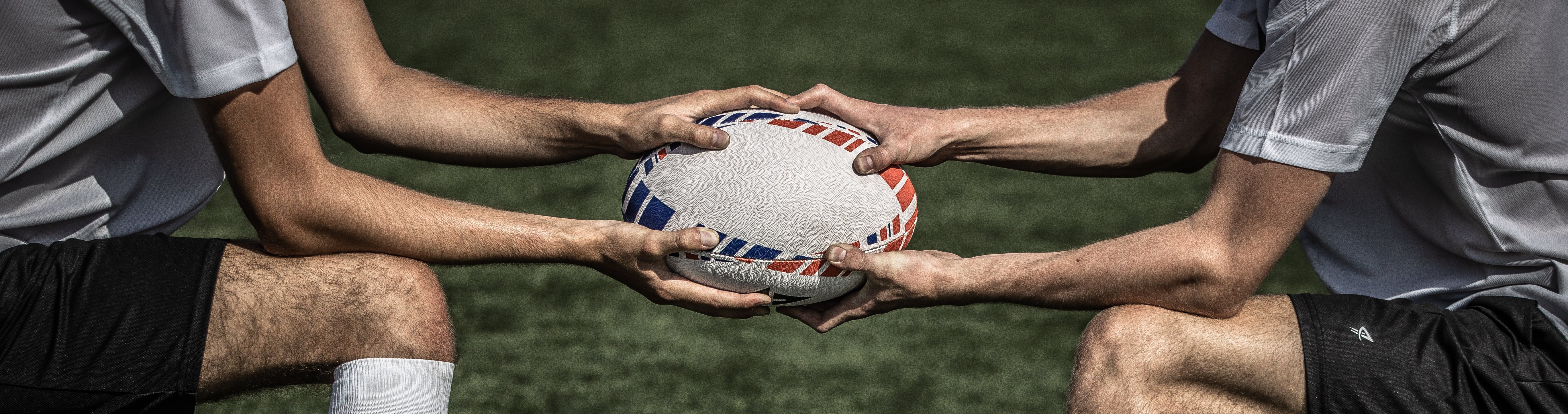 Joueur de football homme faisant des jongles avec des crampons de football rugby Wizwedge noires