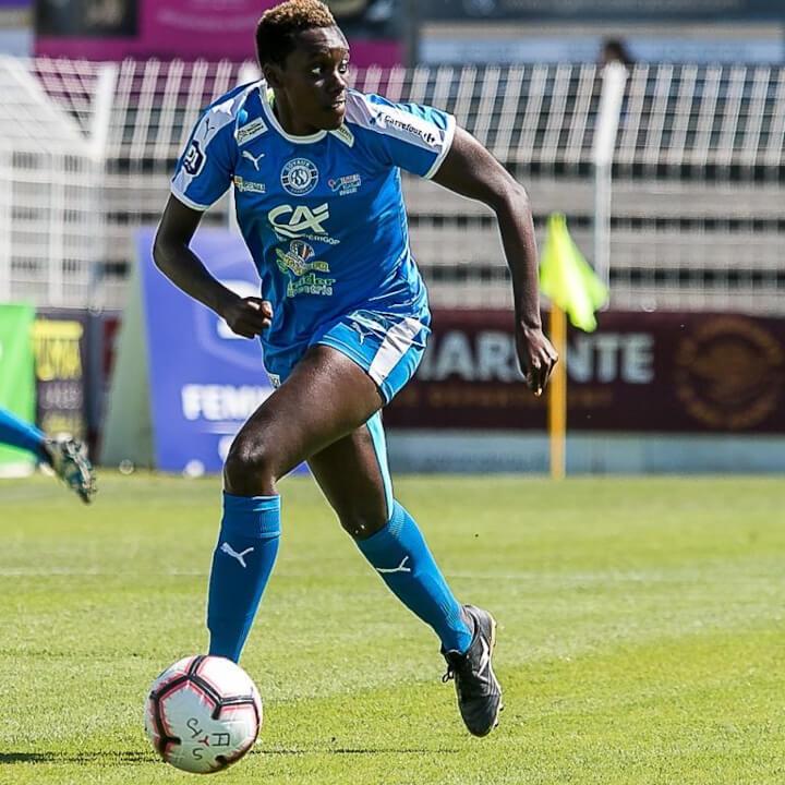 Dribble d'Anais M'Bassidje avec des chaussures de football femme Wizwedge noires