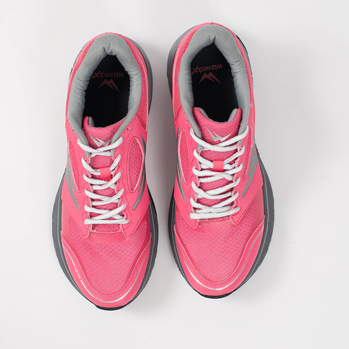 Dessus des chaussures de running femme pronatrice innovation française Wizwedge Neon PCS pour douleur jambes