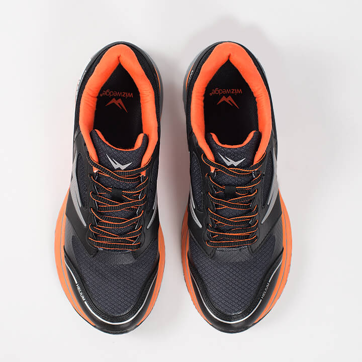 Dessus des chaussures de running homme innovation française Wizwedge Helium BZ orange pour douleur jambes