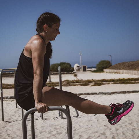 Margaux Charpentier, spartan race, faisant un exercice fitness sur la plage avec des chaussures de running femme wizwedge neon universel roses