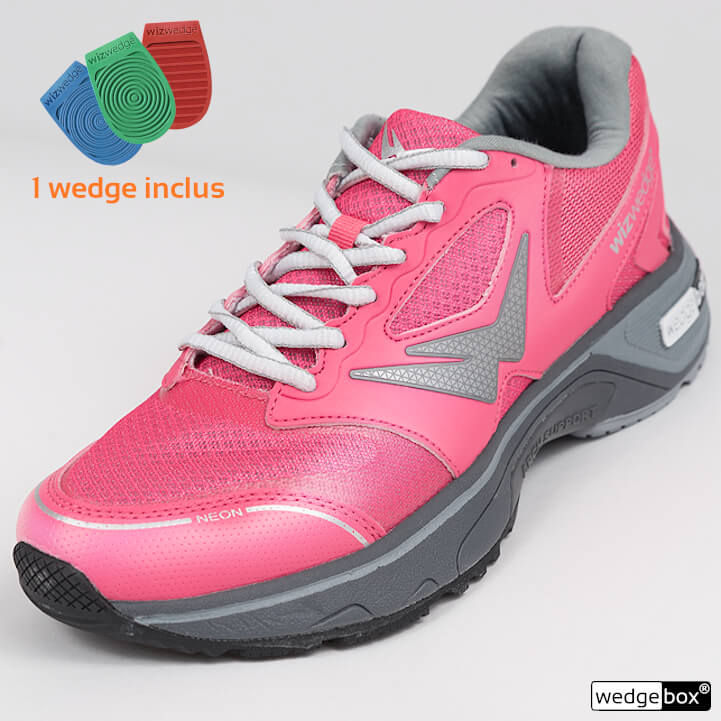 Trois-quart de la chaussure de running femme pronatrice sport santé Wizwedge Neon PCS rose d'innovation française