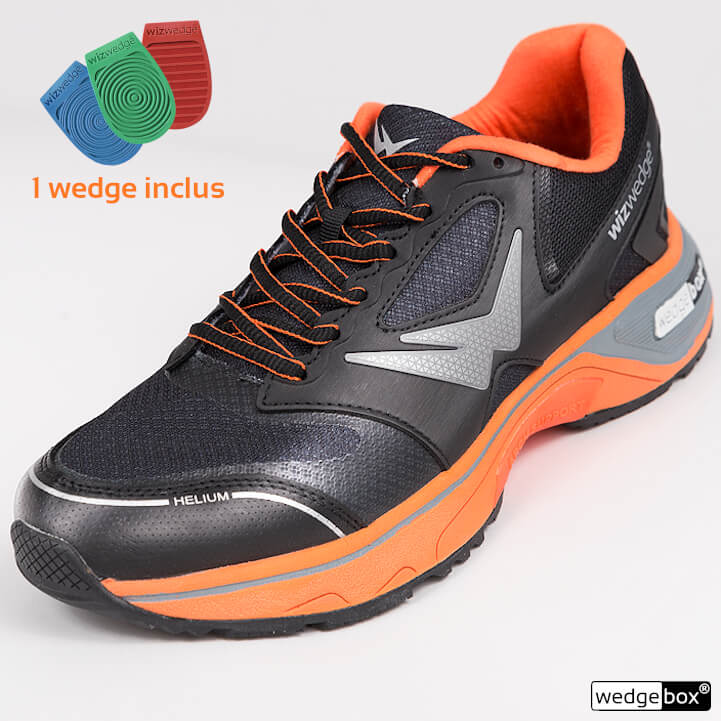 Trois-quart de la chaussure de running homme innovation française Wizwedge Helium BZ orange pour mal de dos