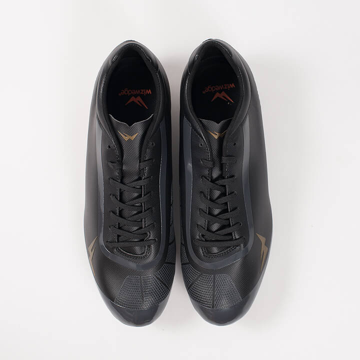 Dessus des chaussures de football rugby innovation française Wizwedge Wave noire à crampons moulés pour douleur jambes