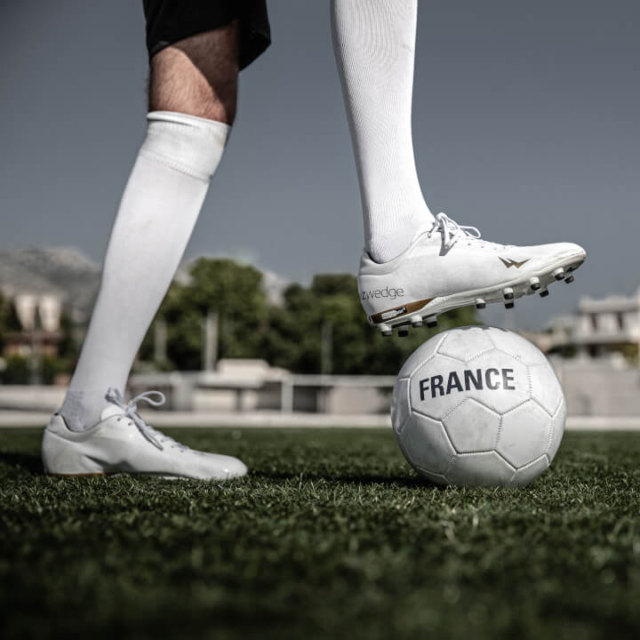 Chaussure de football rugby sport santé Wizwedge Wave blanche portée à crampons moulés pour appuis rapides