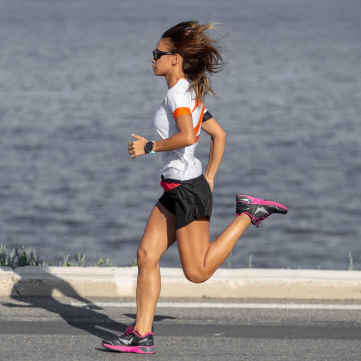 Chaussure de running femme sport santé Wizwedge Neon Universel noire portée pour foulée universelle