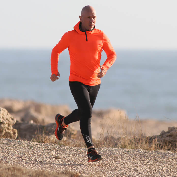 Chaussure de running homme sport santé Wizwedge Helium BZ orange portée pour foulée universelle