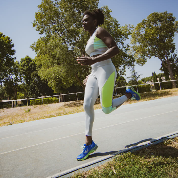 Chaussure de running homme sport santé Wizwedge Helium Universel bleue portée pour foulée universelle